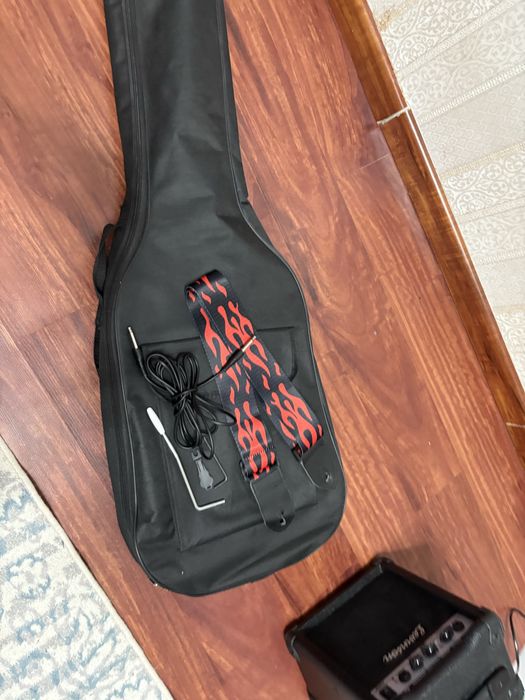 Электрогитара stratocaster kaysen и комбоуселитель levinson