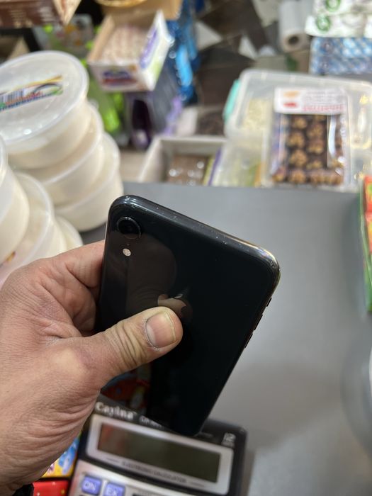 iPhone XR 64GB телефон в хорошем состоянии.