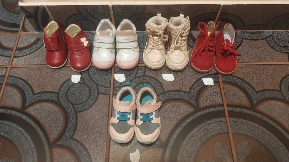 Vand papuci piele rosi Nr 20, marca Melania