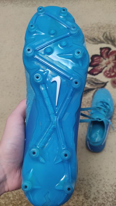 Продам бутсы футбольные Nike Phantom Luna