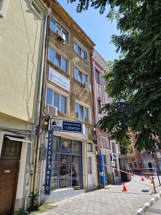 Три етажа от малка офис сграда в абсолютния център на Асеновград