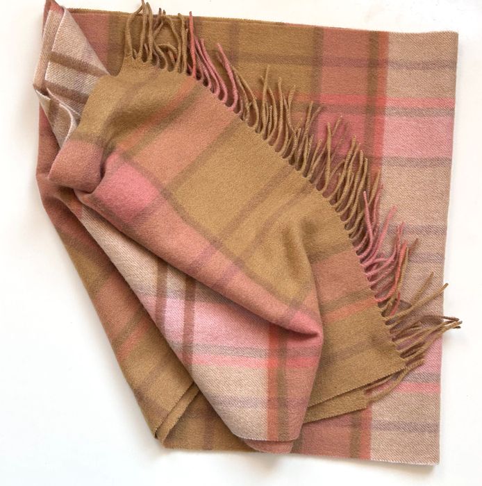 Голям мек вълнен шал в пастелни цветове