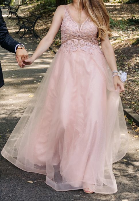 Бална Рокля М/Л, носена е един единствен път