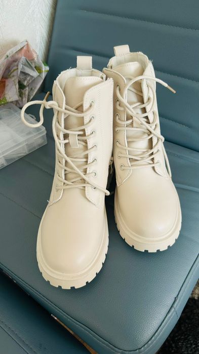 Продам новые демисезонные ботинки