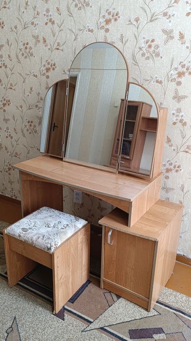 Столик трюмо с полочками
