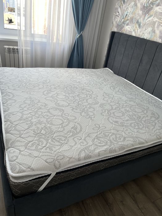 Большой Кровать с матрасом + топпер