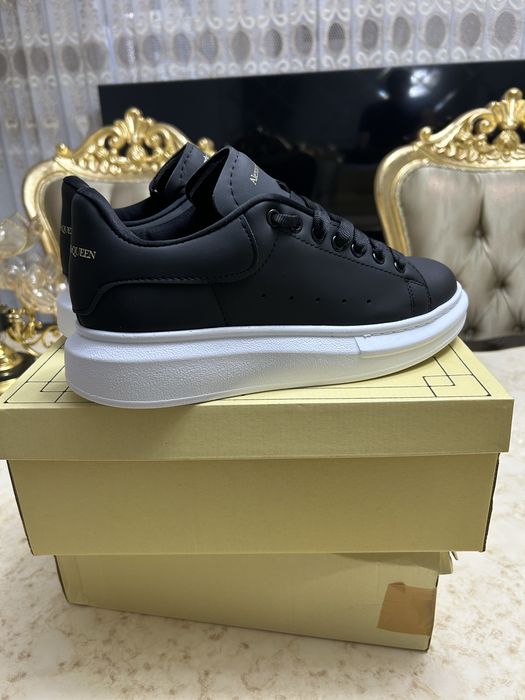 Adidasi Alexander McQueen nou