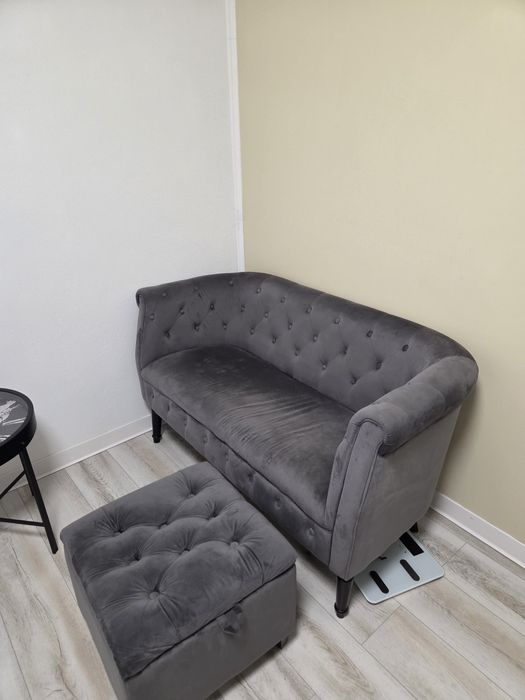 Canapea gri cu scaunel, făcute la comanda
