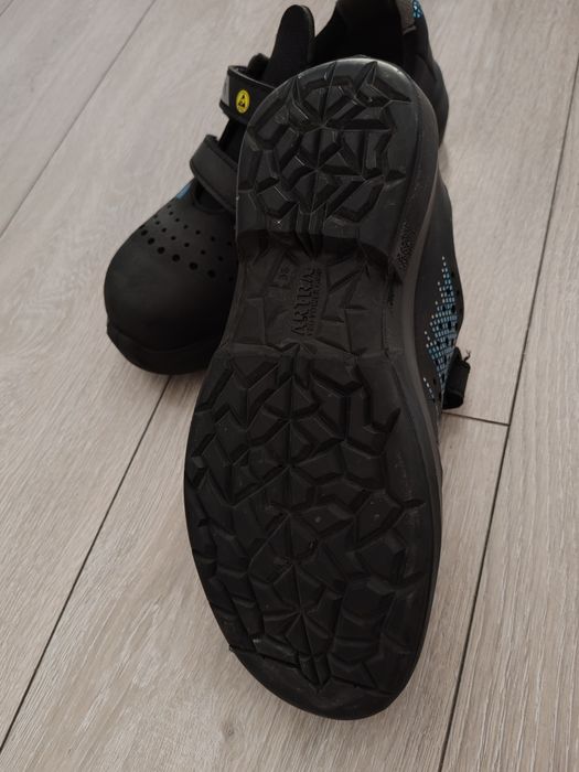 Vând papuci cu bombeu