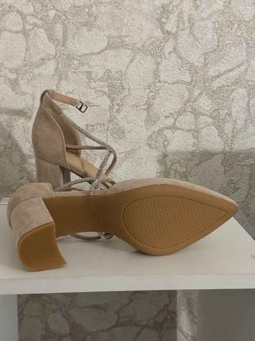 Новые бежевые туфли 39 р