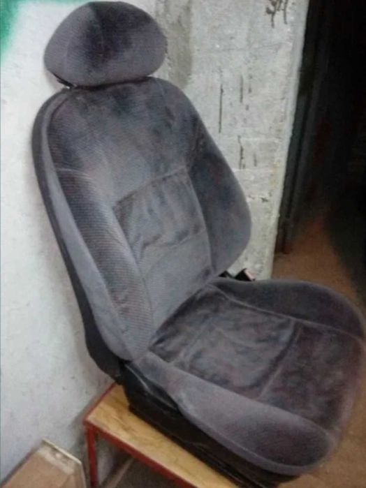 15 и 14 и 13 гуми с джанти.Също така и запазени седалки