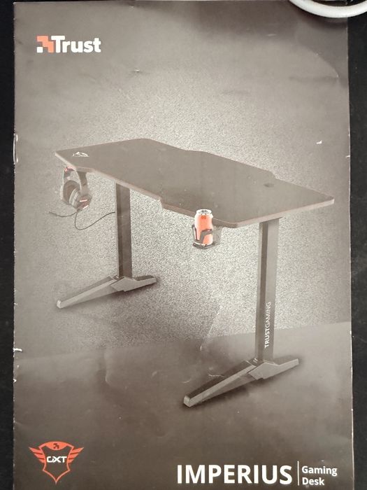 Компьютерный стол с ковриком