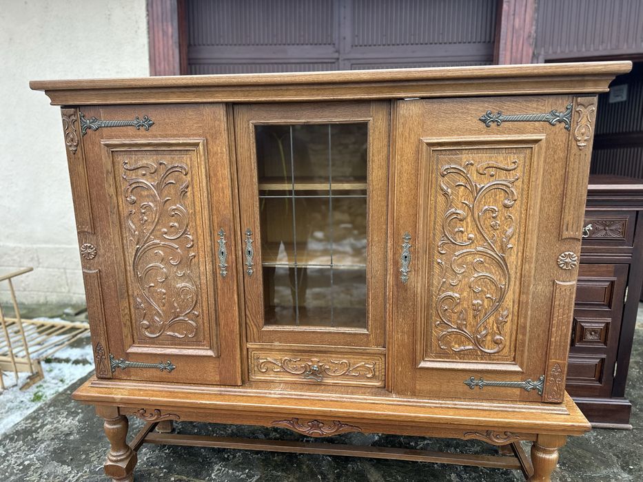 Дървена витрина / шкаф – класически стил