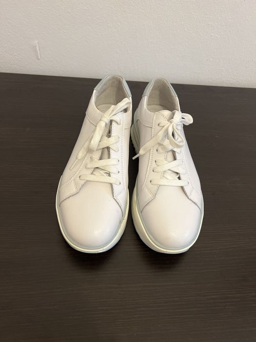 Vand adidasi din piele marimea 40, o singura purtare