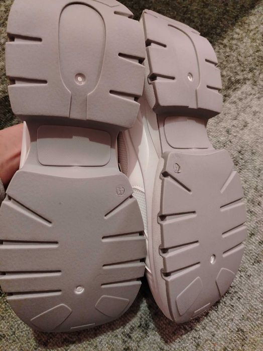 Дамски бели маратонки