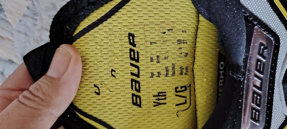 Продам нагрудник хоккейный