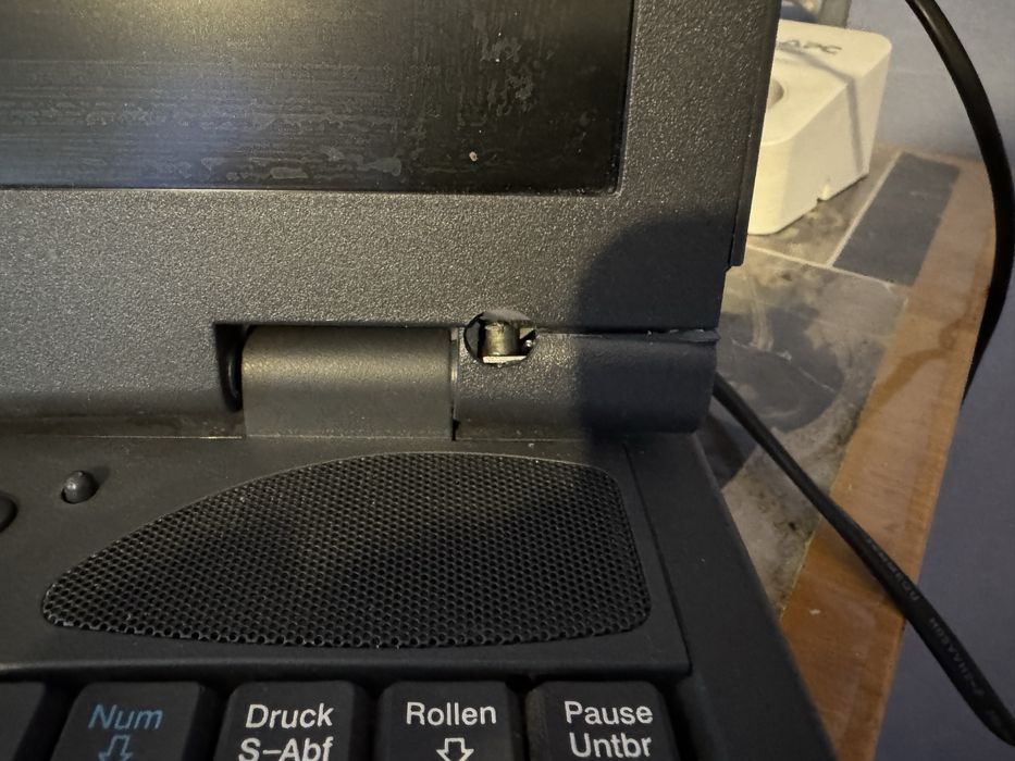 Laptop vintage cu CPU Intel Tillamook 266 MHz