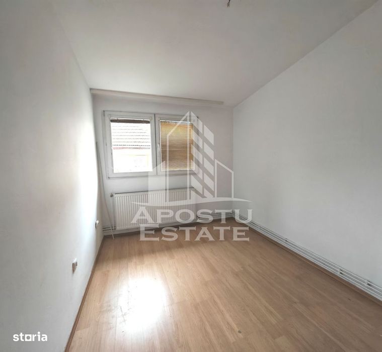 Apartament de vanzare cu 2 camere, decomandat, centrala proprie, Toron — fotografia 3