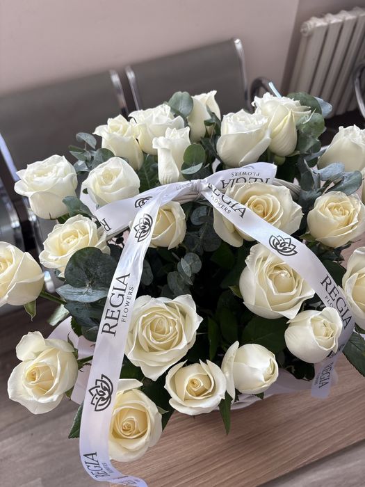 цветы букет корзина розы белые