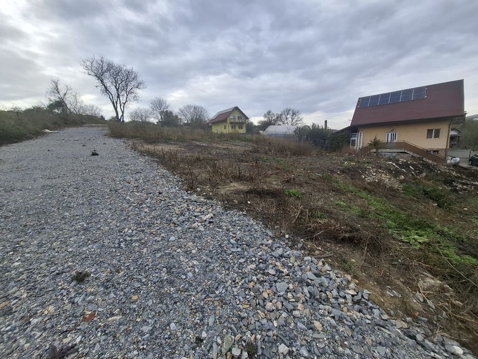 Vand teren intravilan Valea Chintaului