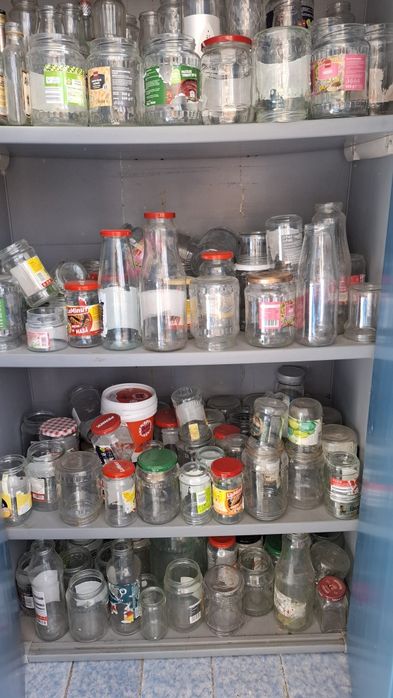 Vând borcane sticlă spălate ,curate numai bune de pus murături zacuscă