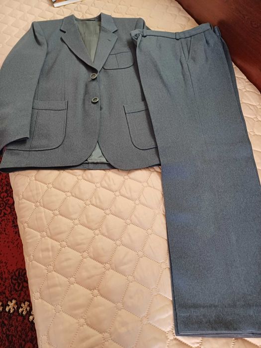 Мъжки костюм - сив, от вълнен плат, размер 48, цена 50.00 лв.