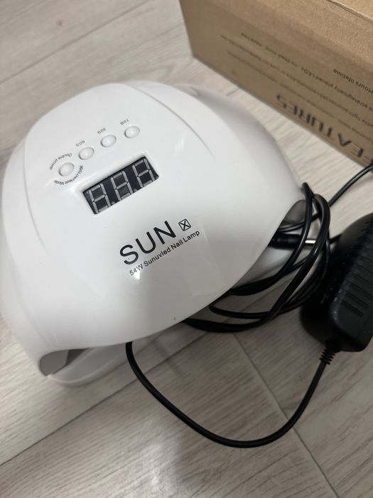 Lampa dlya manikyura