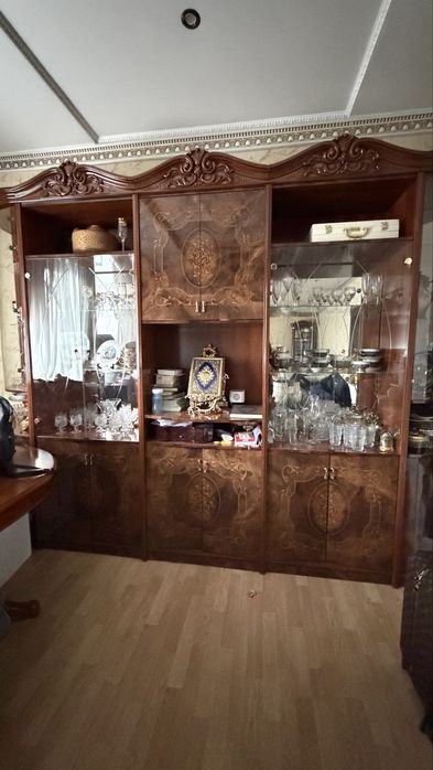 Продается класический комлект из шкафов в гостинную/зал