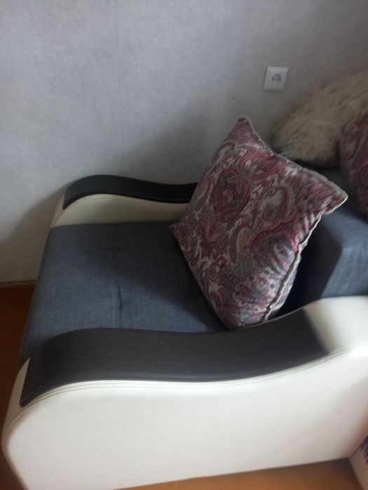 Продам прихожую,  шкаф, зеркало