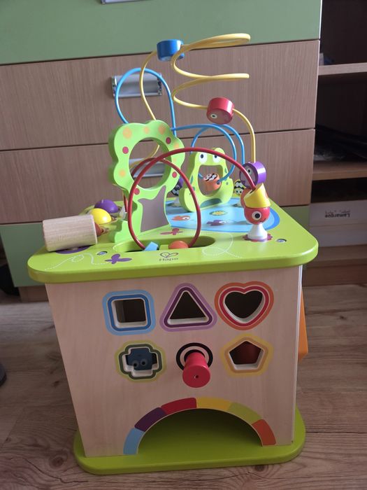 Дървен дидактически куб с активности Hape