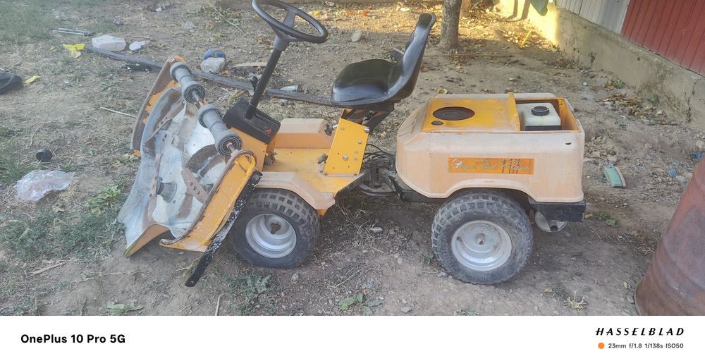 Vând tractor tuns gazon