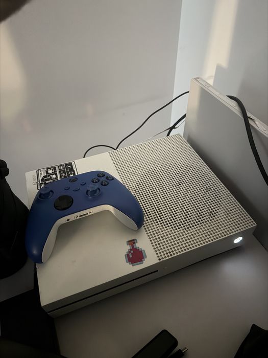 Xbox One S + Controller 1TB