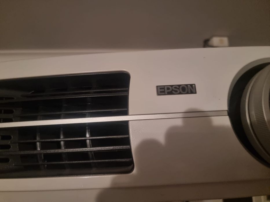 Проектор Epson и проекционный экран