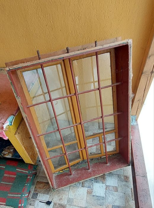 Fereastră veche cu grilaj, provine de la o casă veche