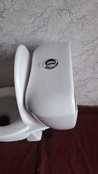 Унитаз сотилади.