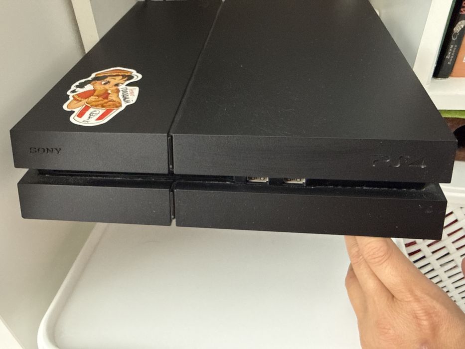 Продам SONY PS4.
