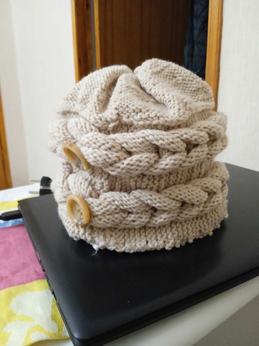 Вязаная женская шапочка