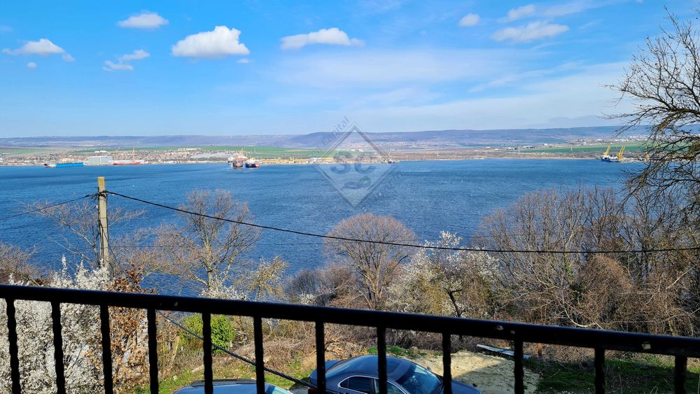 къща с панорама към варненското езеро