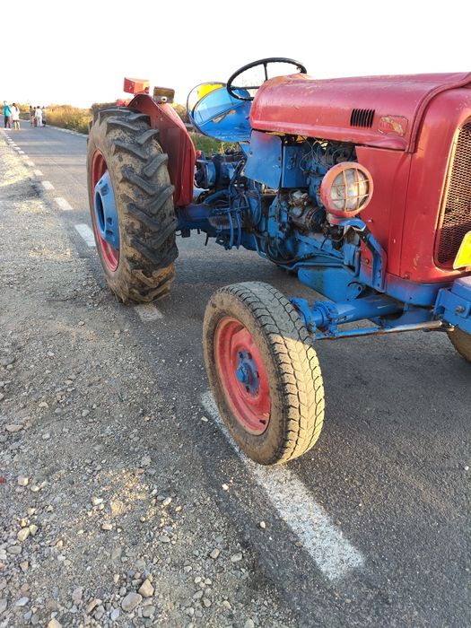 Vînd  tractor fiat 411