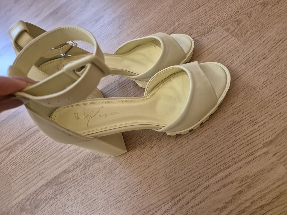 Официални и Ежедневни обувки и сандали на ток в отлично състояние!