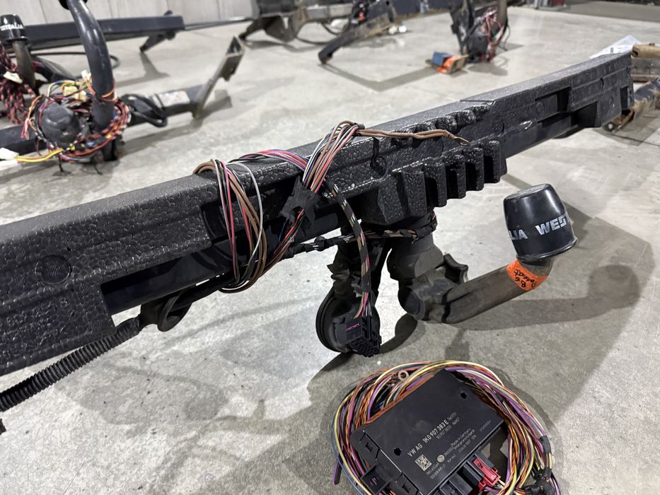 ОТЛИЧЕН Теглич С Букса, Окабеляване И Модул за *VW PASSAT B6 седан / PASSAT B6 VARIANT комби 2005г-2010г* и за *VW CADDY 2004г-2015г*