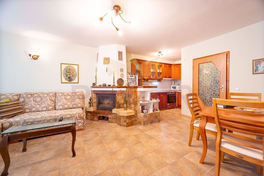 Продава се Тристаен апартамент в Добрич, Център - 98 кв.м за 1480 €/кв.м - Снимка #2