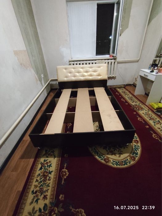 Спальная мебель с матрасом, туалетным столиком и двумя тумбами