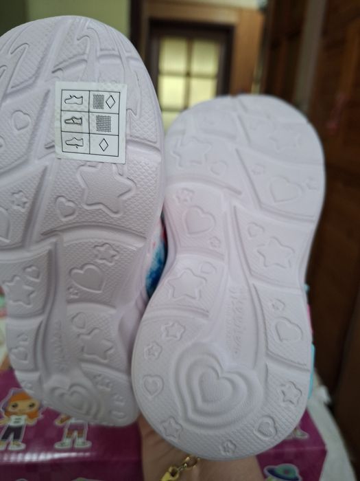 Маратонки Adidas, Skechers