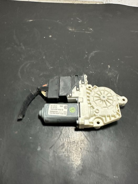 Motoras macara geam dreapta spate Volkswagen Vw Jetta Golf 5 Passat B6