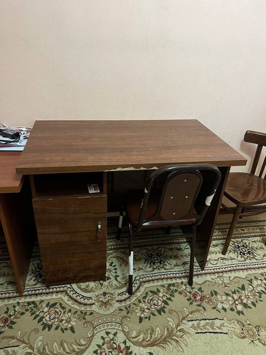 Stol ostidagi portlashni tomosha qilish