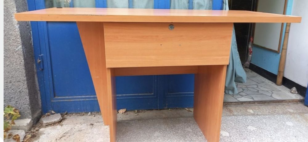 Продавам запазено  бюро със стъкло