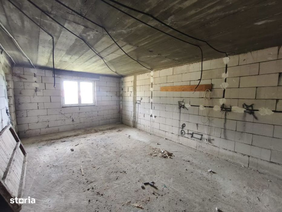 Duplex la rosu, 4400 mp teren, Siret