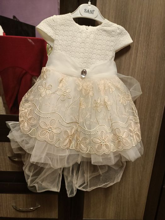 Продам нарядное платье на девочку