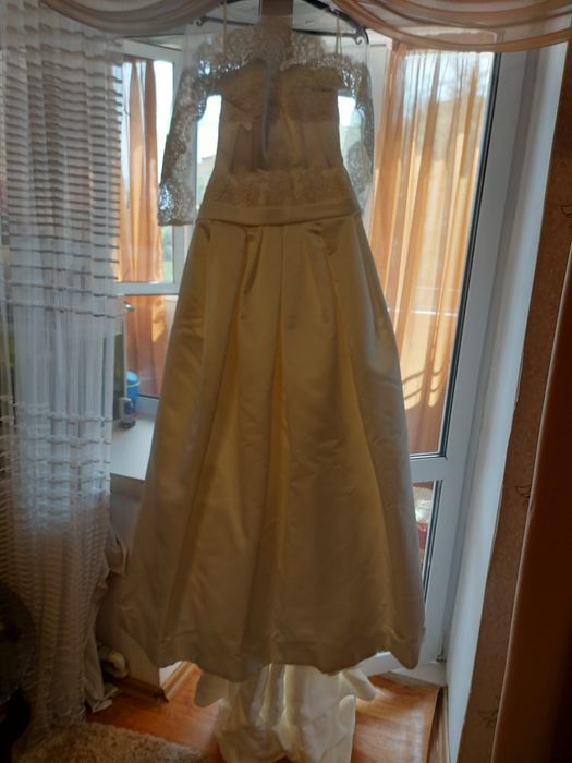 Свадебное платье с шлейфом